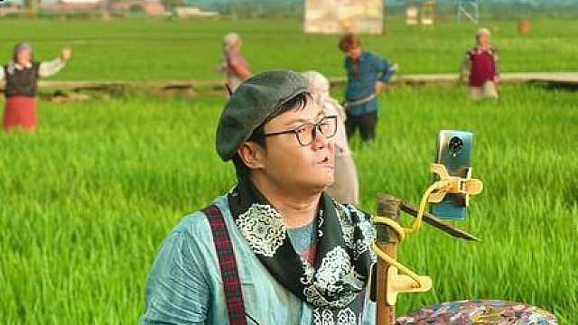 “毛衣咋还穿衬衫里面了”