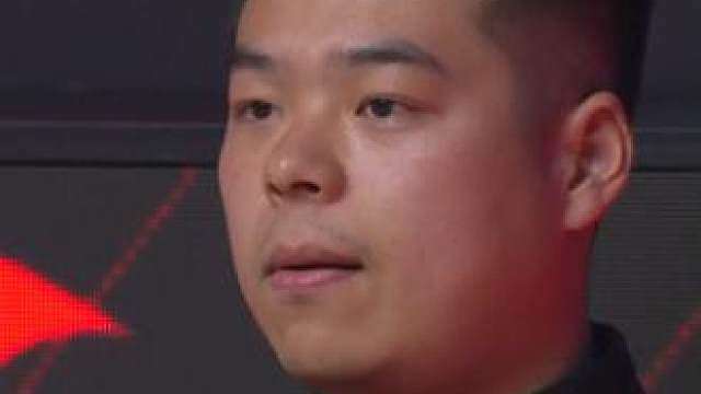 为小庞的体育精神鼓掌 主动承认犯规， 也敲桌表达敬意。最终，塞尔比6-3战胜庞俊旭，晋级16强