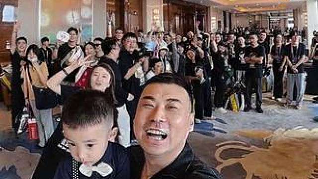 带儿子来见心中的偶像啦