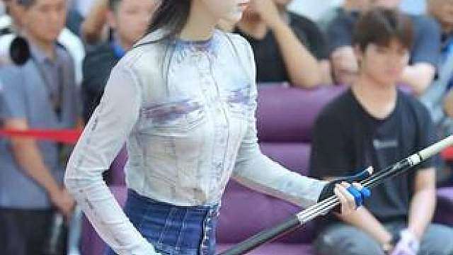 美女台球