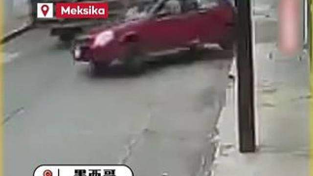 监控记录惊险瞬间！墨西哥一货车因未关尾门，行驶中拖拽路边停放车辆