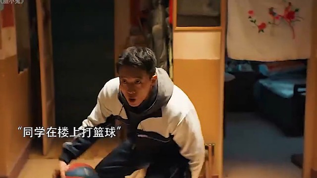 陌生人假扮邻居上门调查，少年瞬间察觉机智应对。