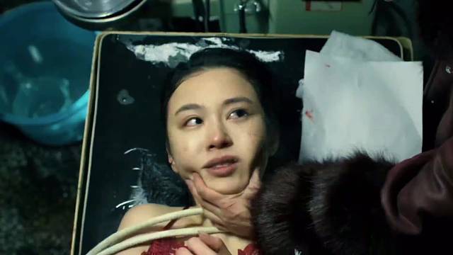 女孩勇敢的反击