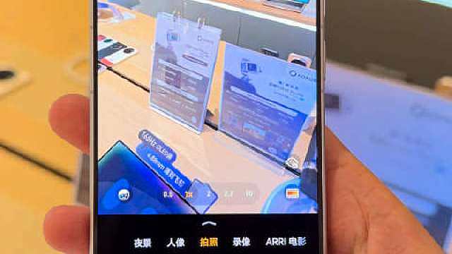 摸到了荣耀Robot Phone，炫酷的启动动画也看了，9999起售价猜对了，还是比较有诚意的