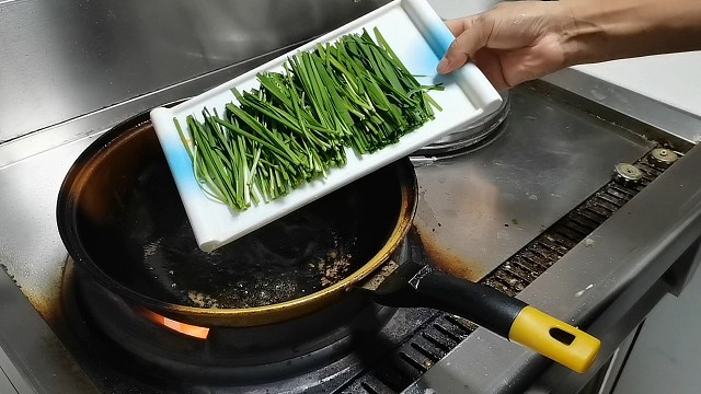 酒店厨师要求再加1000工资，做了道铁板韭菜，把老板镇住了