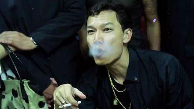 由于大飞的样子十分的嚣张跋扈，所以善仔想要给他颜色看看