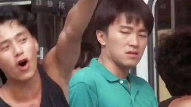 星爷这假装不经意 嫌弃的表情好可爱呀 哈哈哈哈哈