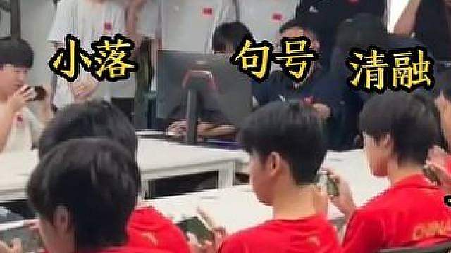王者亚运队训练室训练，奶茶坐镇稳稳安心，周围也全是陪练，对抗路有两名选手，是小落再打，无言在旁边边看