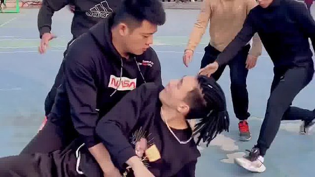 不是所有的孩子都有伞