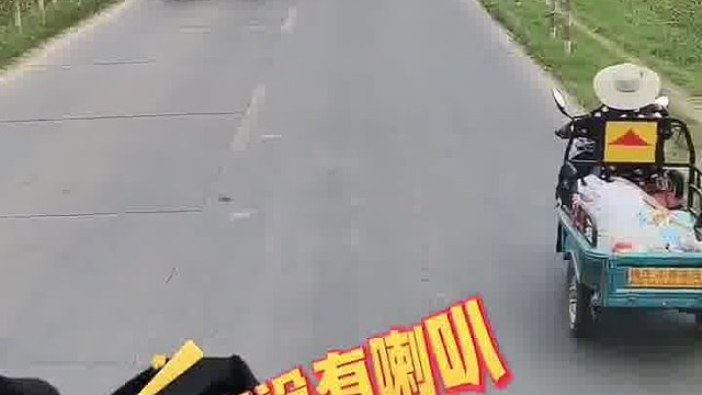 大姨骑车三轮车在路上靠边行驶，谁知后面竟堵成一路！