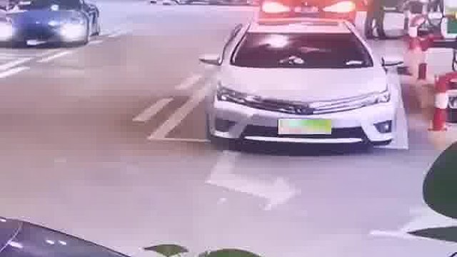 车主转弯出加油站，被突然启动的白车撞上。白车主：不是我的问题