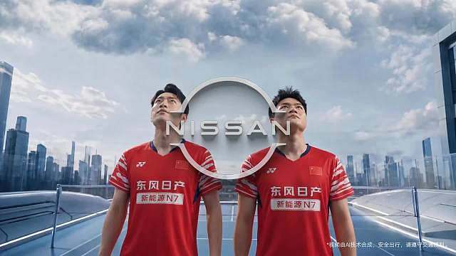这个广告感觉不是实拍的吧？是AI融合了梁伟铿、王昶、陈雨菲、石宇奇的脸之后生成的？很明显看出来，有的