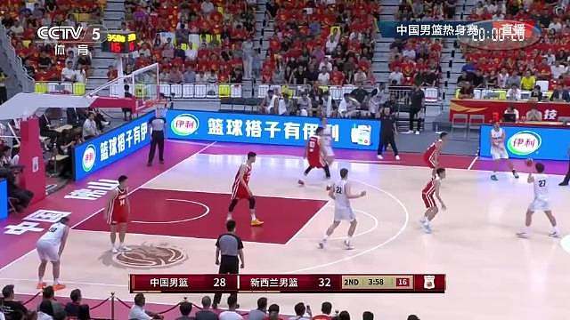 比赛陷入困境！新西兰队打出一波13:0的猛烈攻势，中国男篮在进攻端屡屡受挫，分差被迅速拉开。主教练被