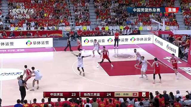 漂亮！中国男篮打出精彩的团队配合，通过无球掩护和空切跑位，队员心领神会直插篮下轻松得分，再次反超比分