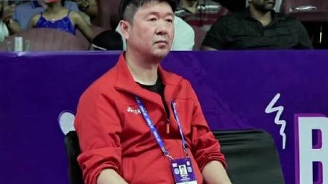 石宇奇1：2阿尤什 奇迹没有发生，但只差之毫厘。本以为拿的是去年打赖天王让一追二的剧本，但决胜局前期的差距实在令石头难挽颓势。去年的冠军，今年的一轮游，石头的黄昏终究要来了吗