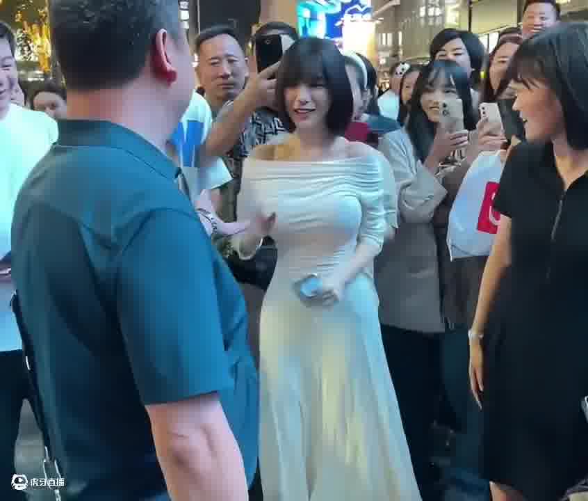满级的单纯眼神