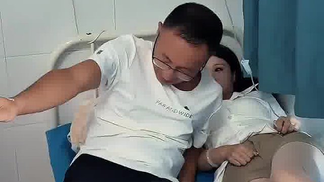 你告诉他25床有AIDS，看他还得瑟不！