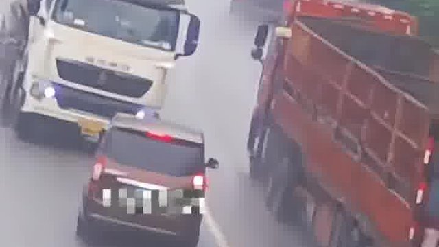 面包车“夹缝”超车，造成三车相撞，网友：还活着，不错了。