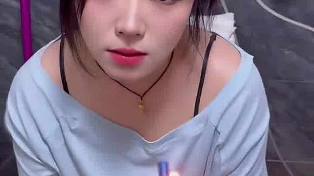 你看你，还偷偷在家抽烟，你看你都把你媳妇气的都冒烟了！