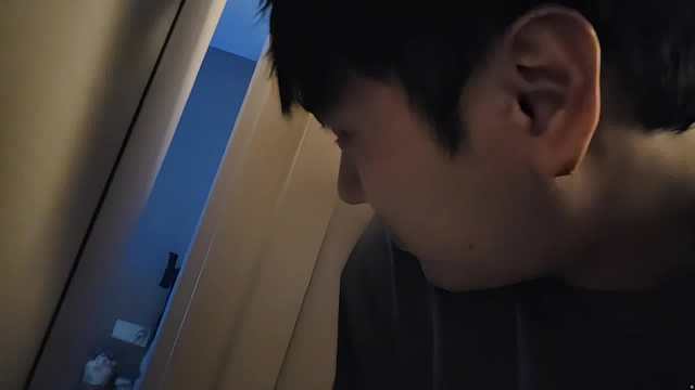 小酷偷拍两妹子作古被威胁，再拍我就把腿打开