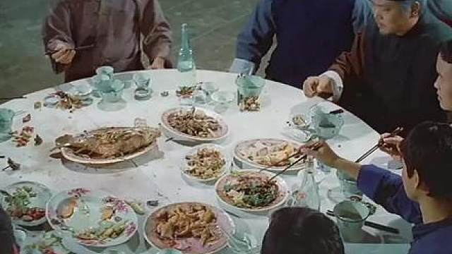 伙计吃饭手哆嗦，盘子的鱼变活，恶鬼扰乱酒席
