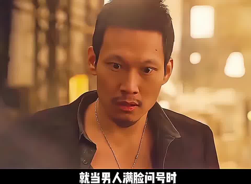 男人小心翼翼把箱子放到买家面前然而对方却没有验货直接甩给男人一袋钻石
