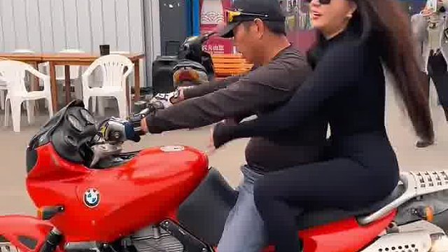 这哥们太会骑了
