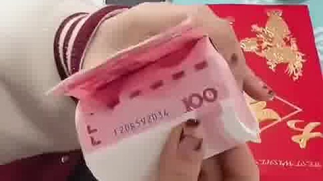 女子收到“万元”开工红包，激动拆开后才发现被耍了，“玩不过老板 但是有红包也知足”