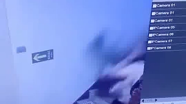 闺蜜手拉手，脚踏高跟鞋，监控不留神，摔得不像人  -