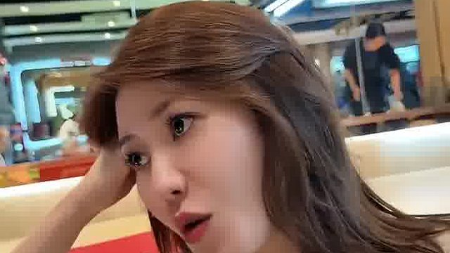 被她俩的脸夹住
