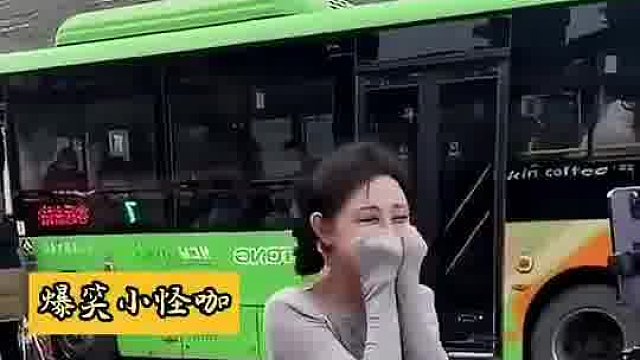 旁边大妈懵了