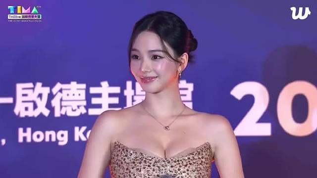 柳智敏TIMA国际音乐大赏红毯 好漂亮好优越完全梦情肩颈线条

// ​​​