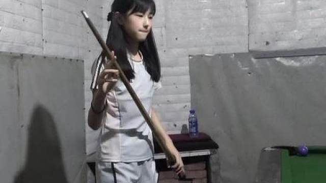 台球新手女孩
