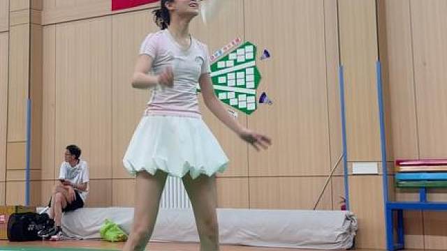 七夕节和相亲对象一起去羽毛球馆 她说她不太会打