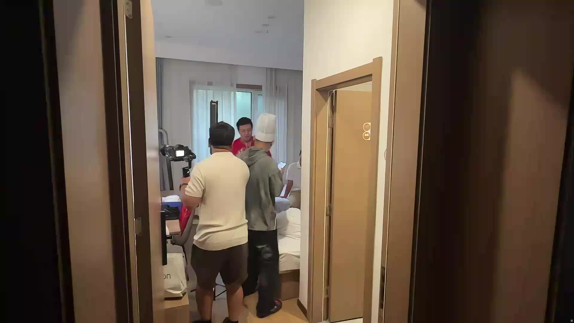带领观众参观入住房间