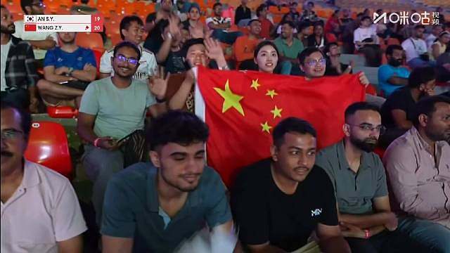 羽毛球世锦赛女单半决赛 中国选手王祉怡对韩国的安洗莹 第一局王以20-19拿到了局点，但安突然加速，