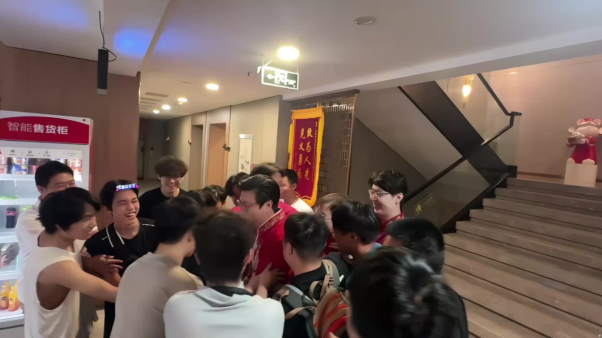 讲述热闹中式接亲场景