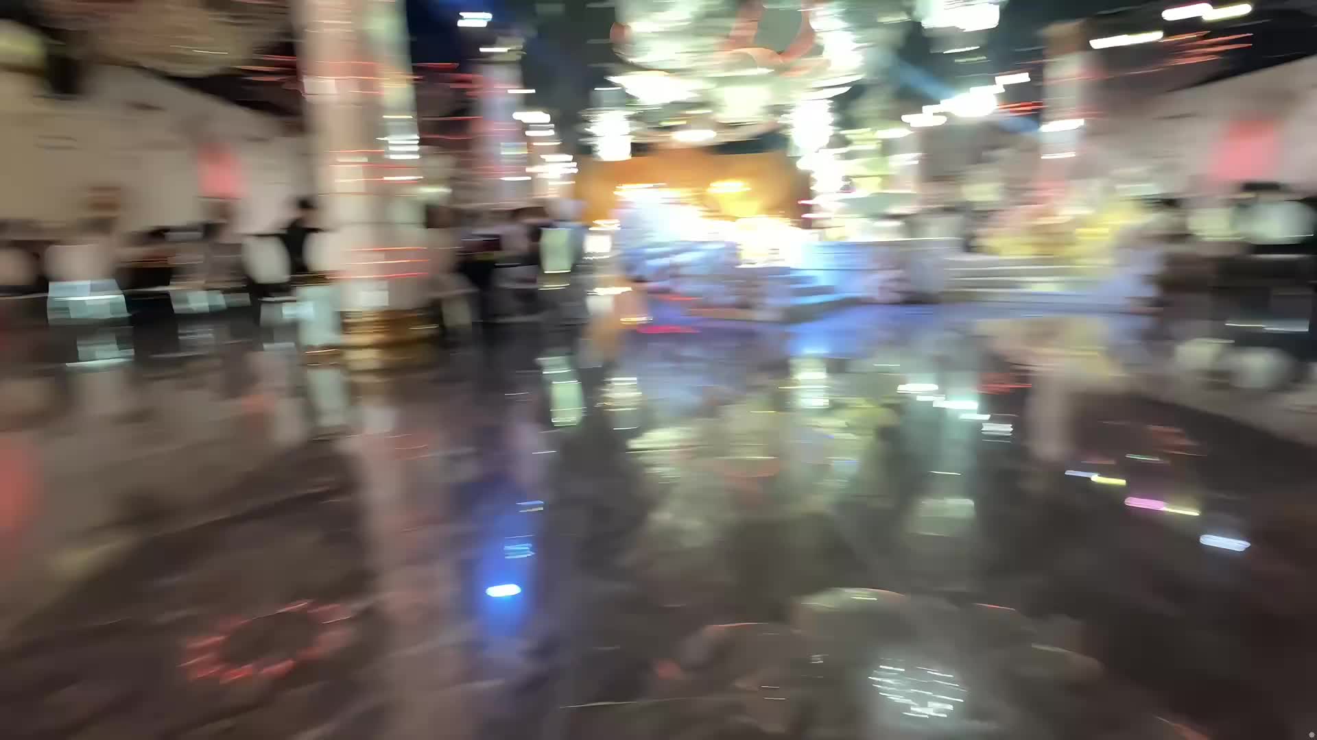 带观众参观婚礼宴会场地