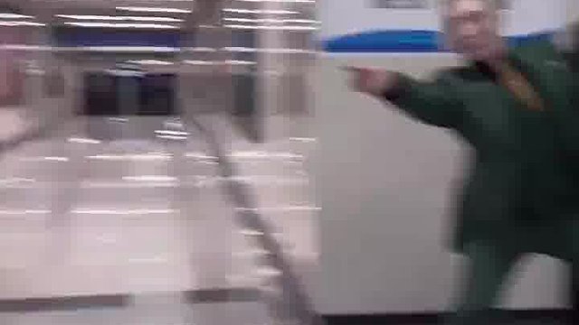 起猛了，看见一个胳膊架一台古筝  -