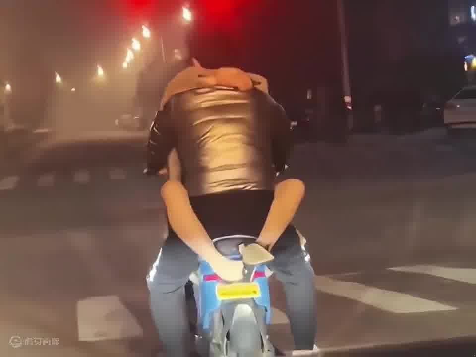我输在斑马线上，