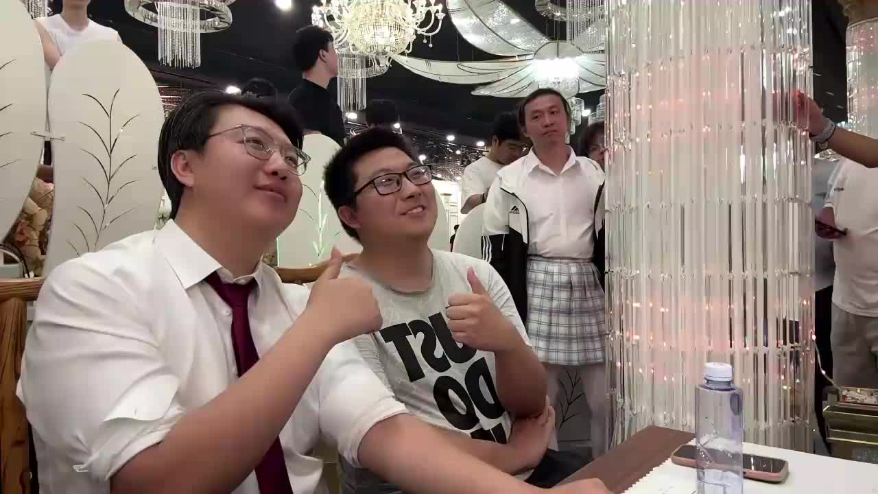 室内多人互动氛围轻松热闹