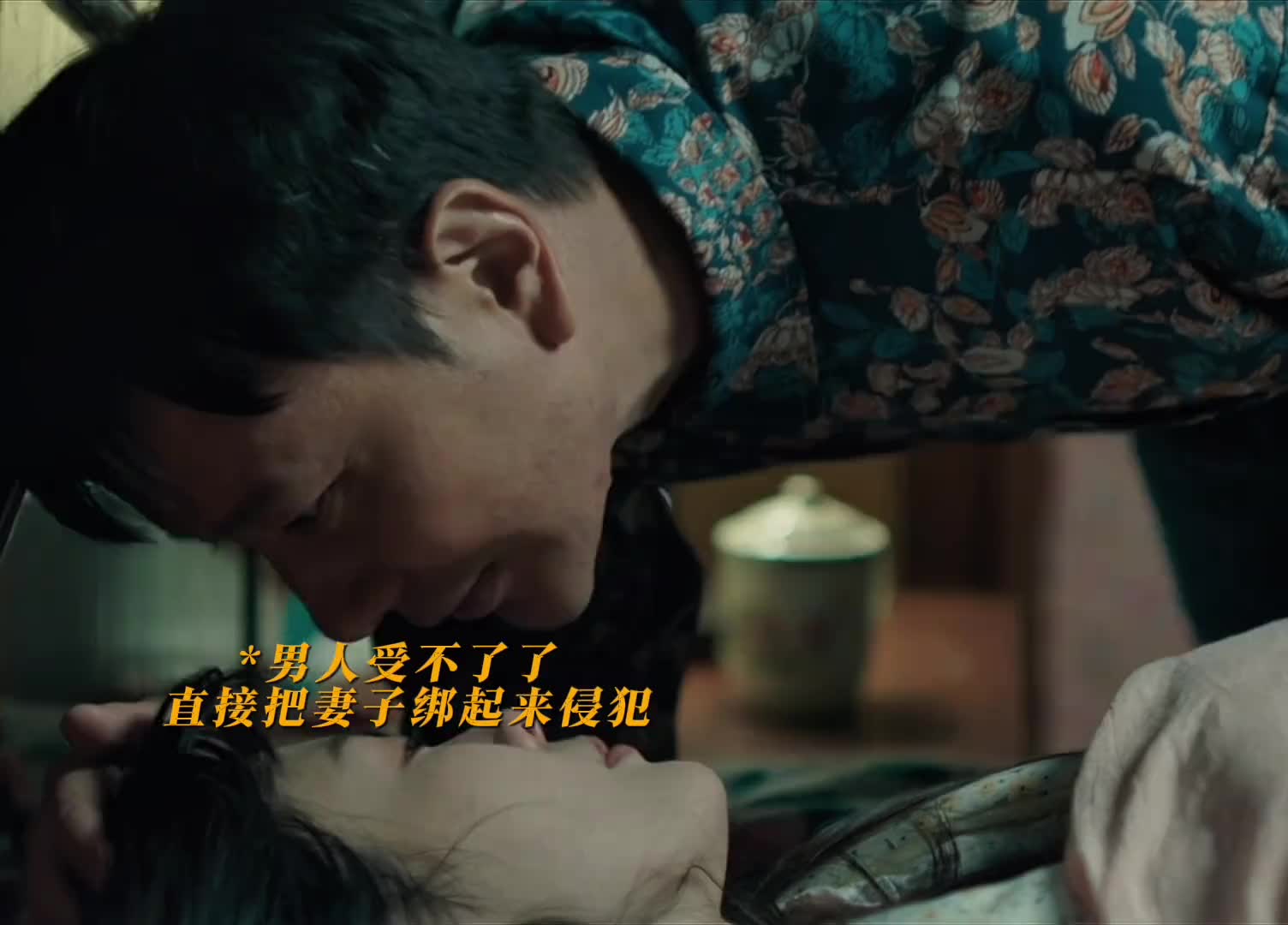 男人为了将妻子囚禁起来，竟逼着小舅子杀了他心爱的女人