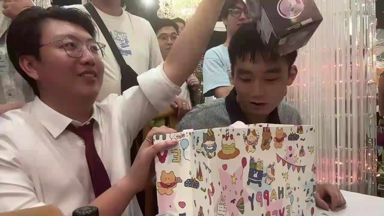室内聚会两人愉快互动拥抱