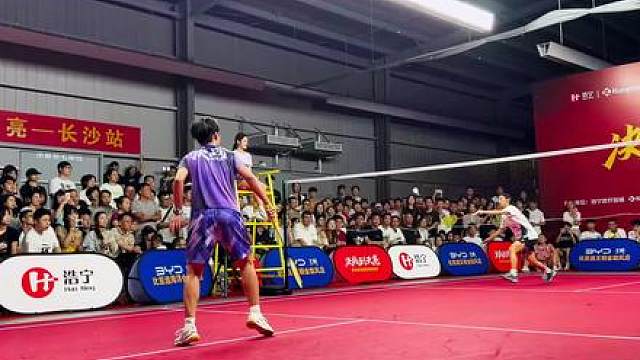 “猛势滔天摧固守，英姿飒爽闯峰峦”