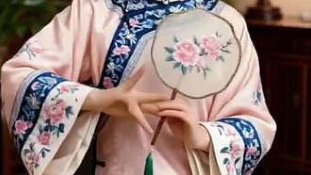 晨曦如霞迎朝阳，风景如诗花正香，虽然秋至热不休，心静情悦长安康
，秋安澜！