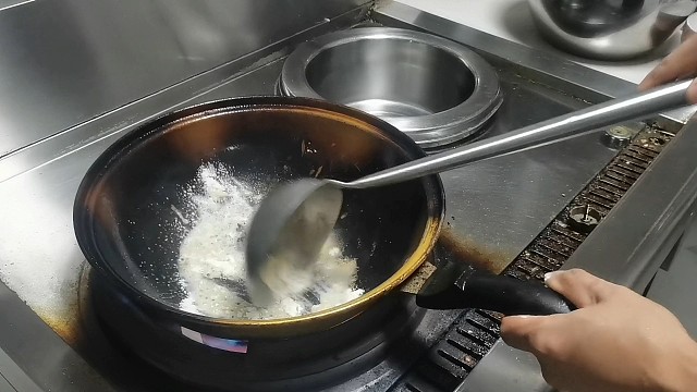 老板请客吃饭点名喝老式鸡蛋汤，后手众人不会做，洗碗工霸气出手