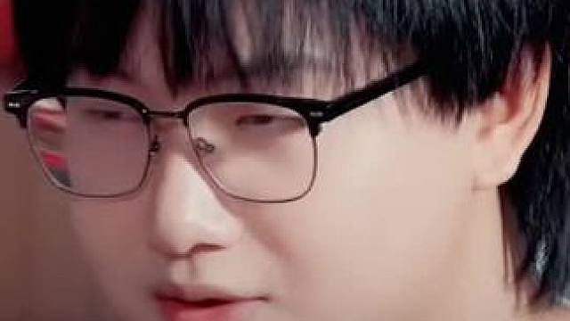 小胖当初是真的幸福啊，可以到处吃线，甚至霸道的跟队友表示要单吃，现在一切都回不来了