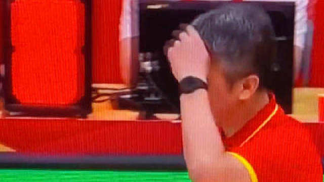 中国男篮在顺德的最后一场热身赛，新西兰男篮在最后一节前6分多钟运动战不进球放水，加上裁判的帮忙，落后