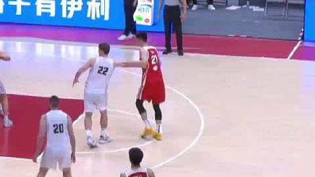 【 】 8月17日晚，中国男篮继续迎来2026年中国男篮热身赛（佛山站）的第三场比赛，对手是新西兰男