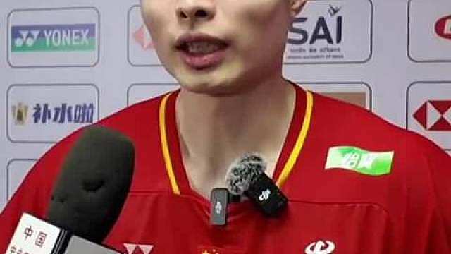 石宇奇1比2阿尤什止步男单首轮的赛后采访：我第一局上来失误会比较多，我觉得好像其实没有太大的风，但是